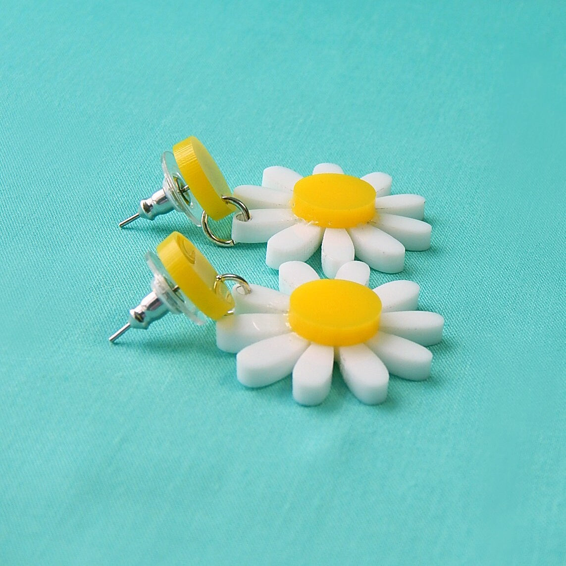 Retro White and Yellow Daisy Dangle Earrings